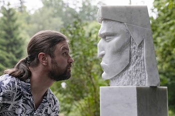 "НА ПИКЕ ГРОТЕСКА"