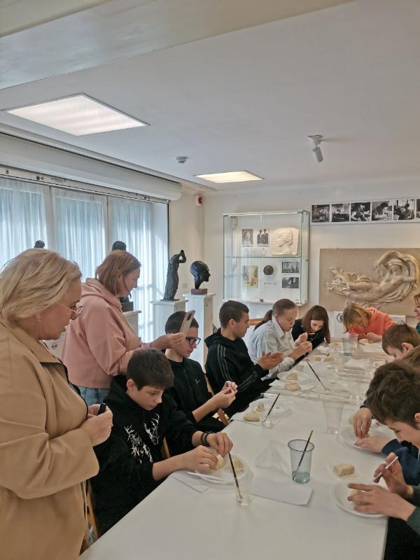 "В гостях у мастера" - юные скульпторы в Доме-музее Германа Брахерта